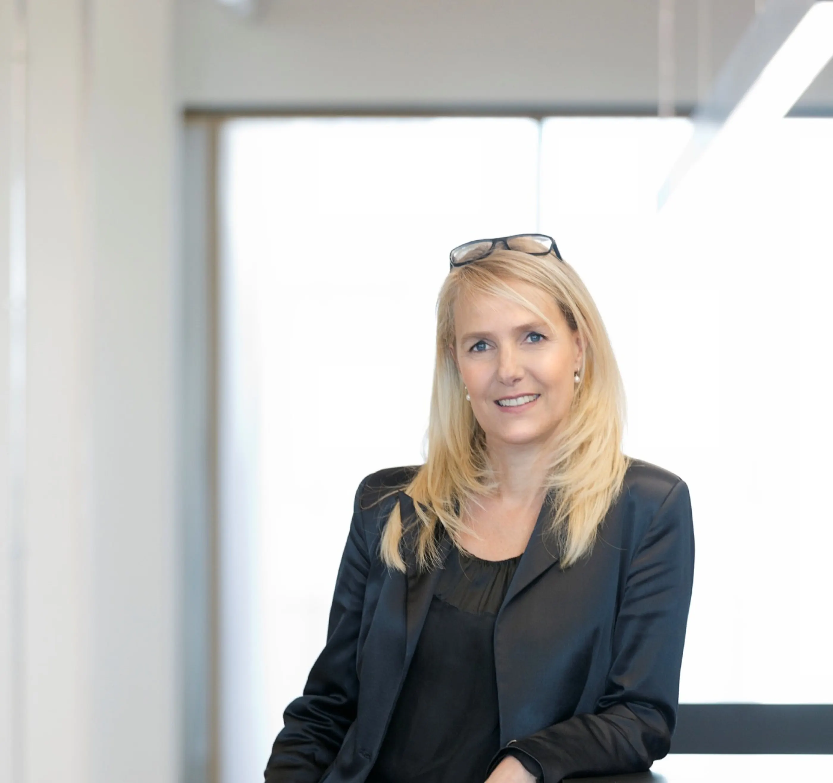 Porträt von Sabrina Stolcke in einem hellen Büro